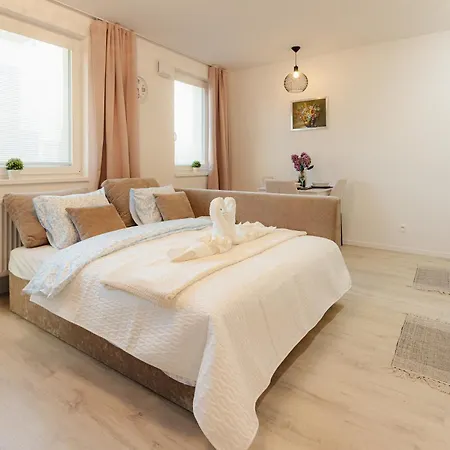 아파트 Airport With Balcony